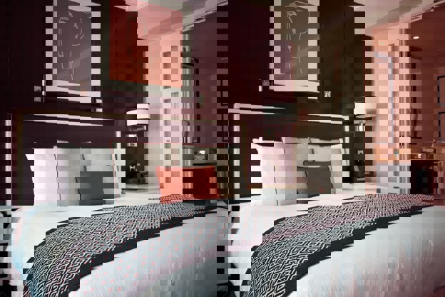 Get a modern hotel website with SimonAntony Ltd.